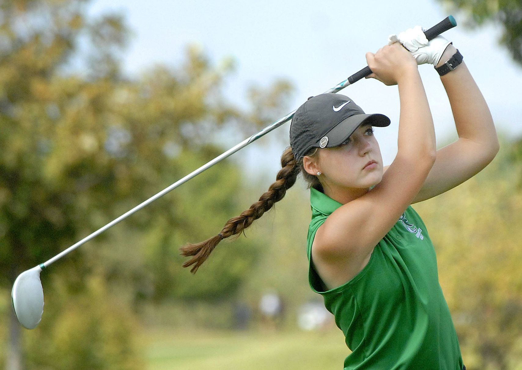 100418-blm-spt-9girlsgolf